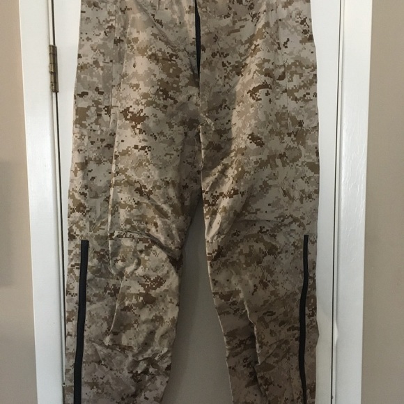 GORE-TEX Other - GORE-TEX Men's Tan Camouflage Cargo Pants Waist Size 35 to 39 Large